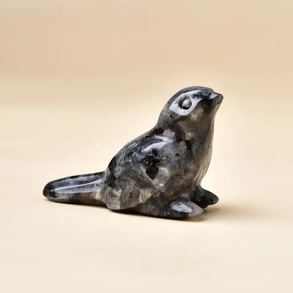 Natural crystal carved into a bird, a perfect crystal gift, a decorative item suitable for home decoration