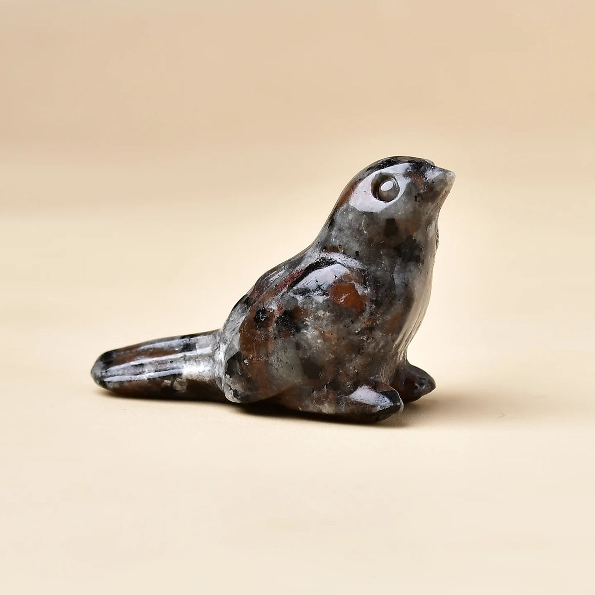 Natural crystal carved into a bird, a perfect crystal gift, a decorative item suitable for home decoration