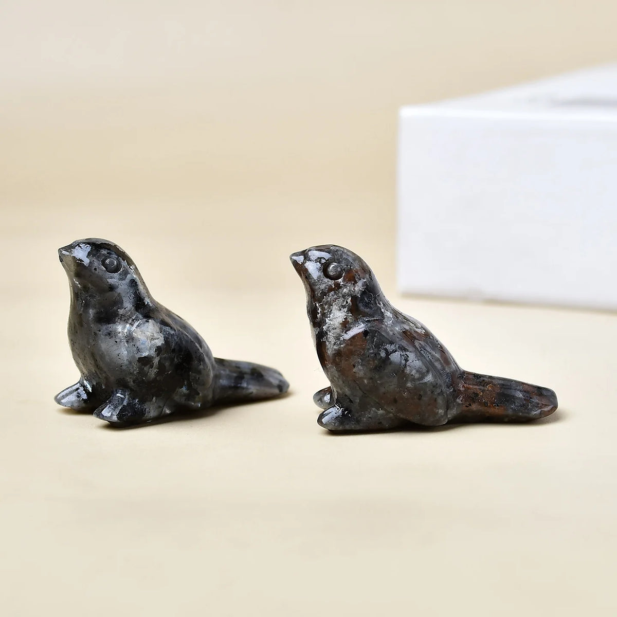 Natural crystal carved into a bird, a perfect crystal gift, a decorative item suitable for home decoration