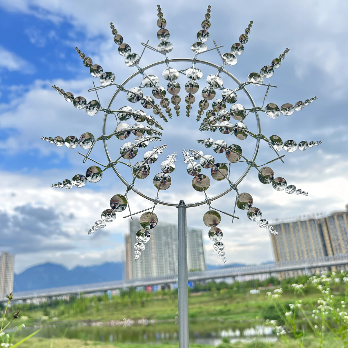 1 Piece of Metal Powered Windmill - Outdoor Garden Decoration, No Battery Required, Creative Lawn Art Rotator