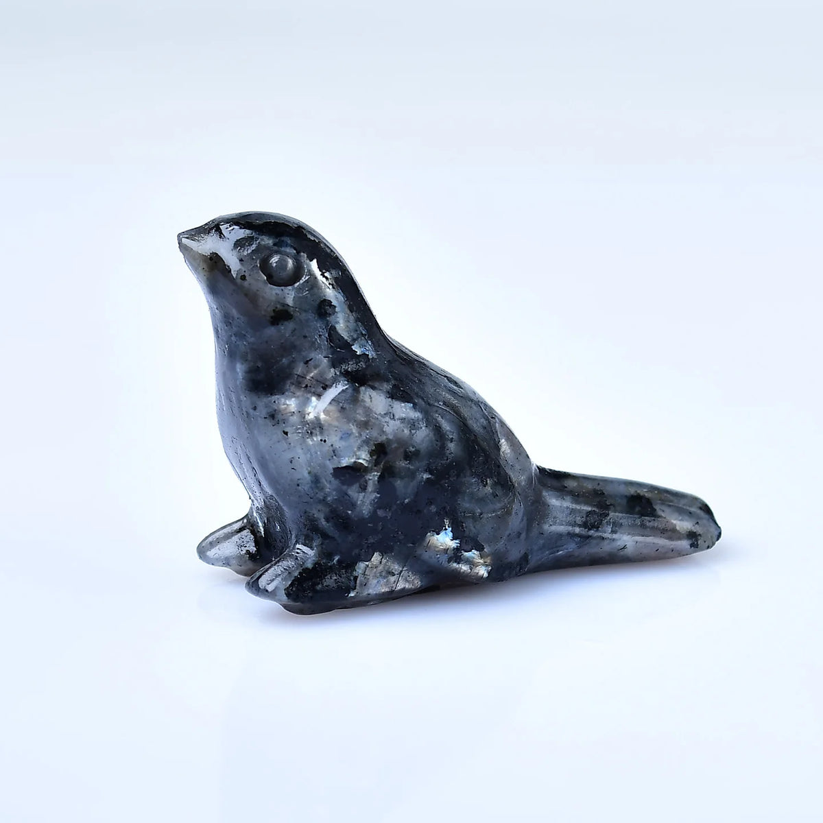 Natural crystal carved into a bird, a perfect crystal gift, a decorative item suitable for home decoration
